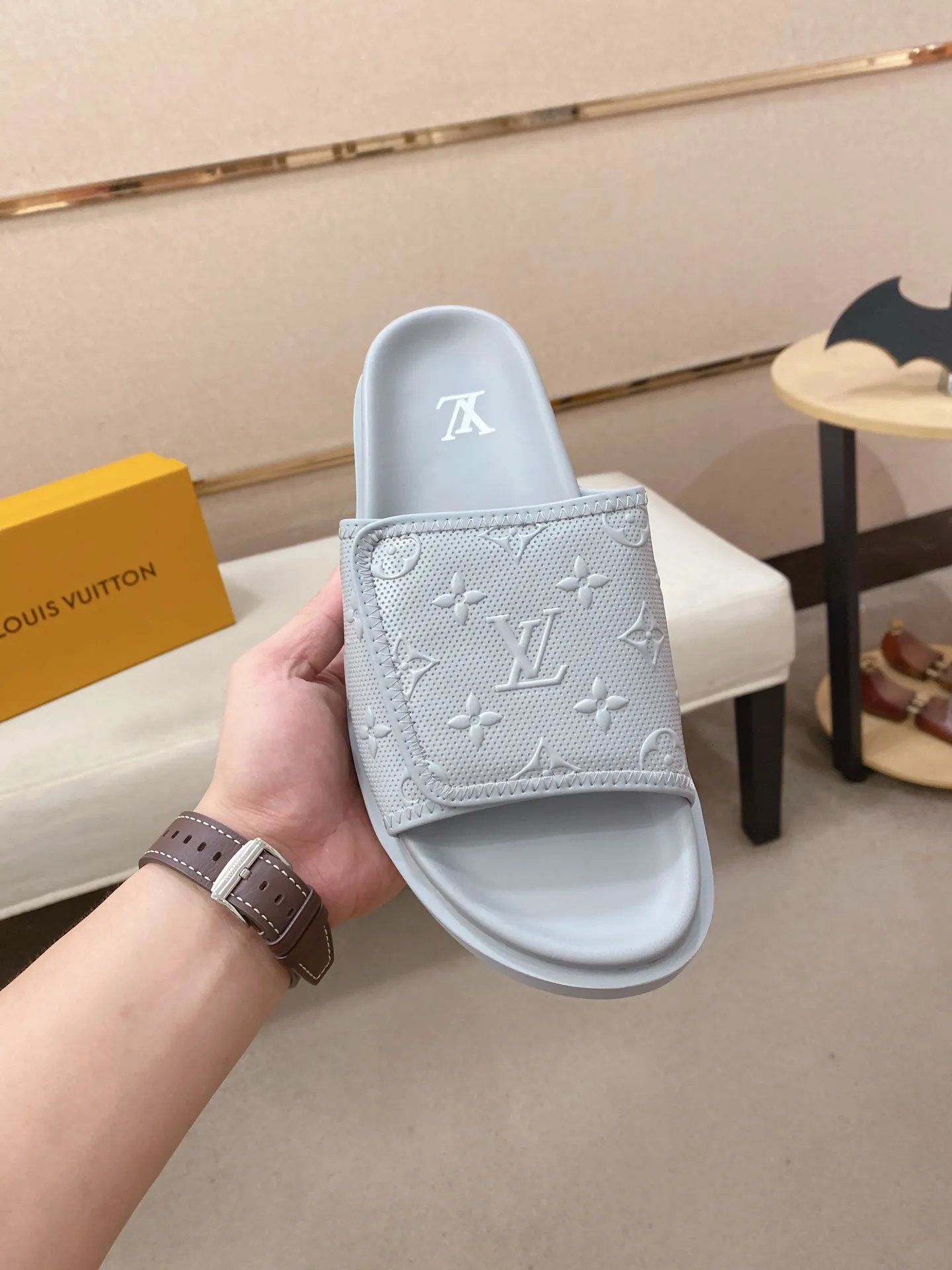 Men's shoes💰: 320💰Made by LV🔍Top purchasing agent, men's spring and summer slippers are available at the same counter. The uppers are made of cowhide imported from Italy, with logo graphics and high-quality craftsmanship. Soles: original soles specially provided by the original factory. Exclusive molded soles are super comfortable. Original goods with single order, 🔍🔍high quality, you can enter and exit the counter at will. Welcome to compare, code number 38-44.